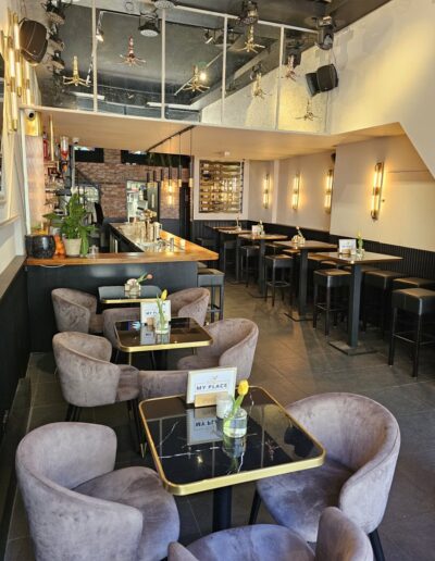 Interieur van Cafe My Place in de Amsterdamse Pijp