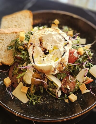 Maaltijdsalade Burratta bij Cafe My Place Amsterdam